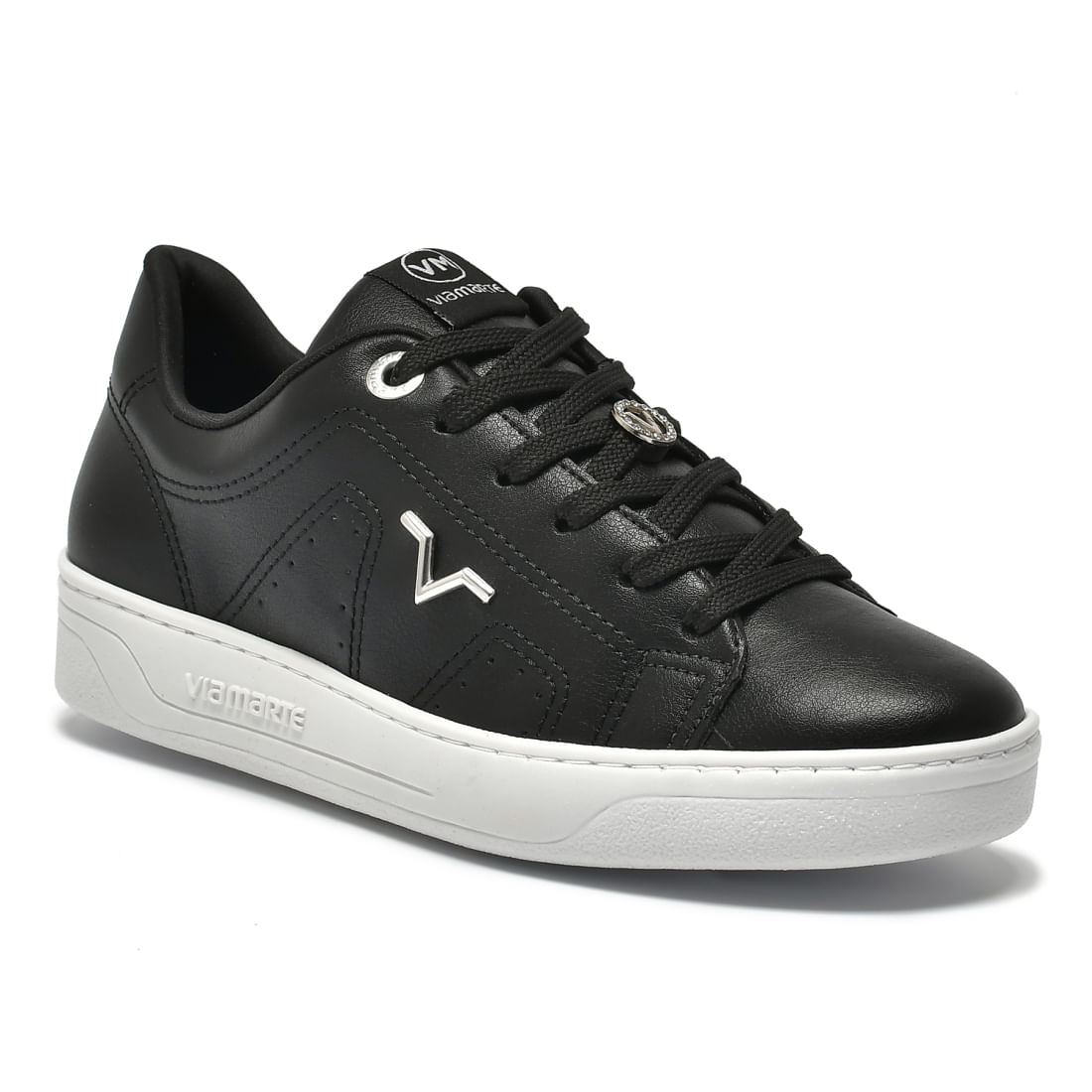 Tênis casual preto Via Marte modelo 020012-01 vista frontal mostrando fechamento em cadarço e solado branco